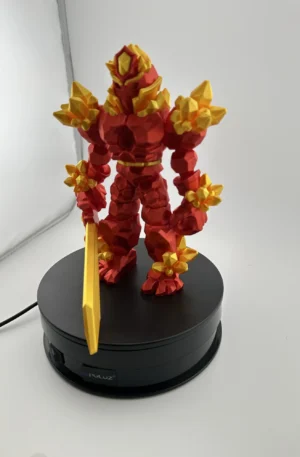 Pohyblivá figurka Crystal Warrior v červeno-zlatém provedení s mečem, přední pohled.
