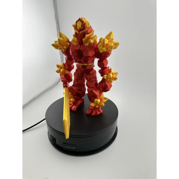 Crystal Warrior Candy Red / Gold – přední pohled Pohyblivá figurka Crystal Warrior v červeno-zlatém provedení s mečem, přední pohled.